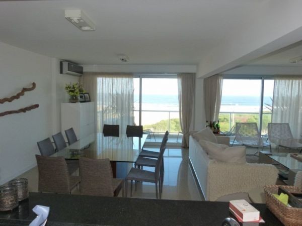 Excepcional departamento en alquiler con cuatro suite en primera fila de Playa Brava.